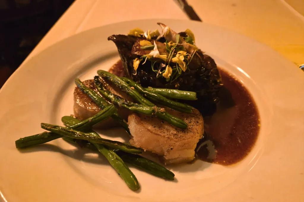 Main course Beef with potatoes and green beans on top.