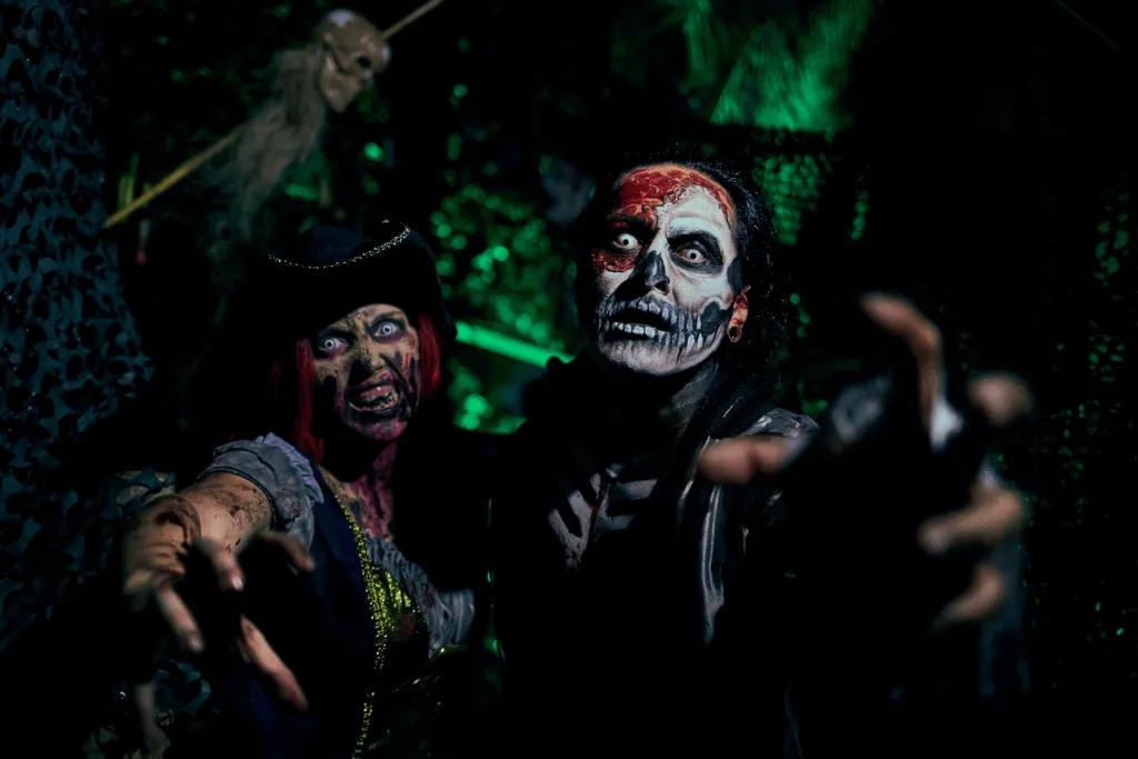La Isla Maldita Two zombie pirates reaching their hands out to the screen