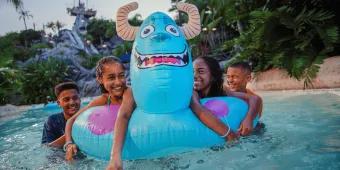 Kinder im Pool bei Disney H2O Glow After Hours
