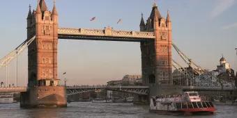 Tower Bridge in London während eines Sonnenuntergangs