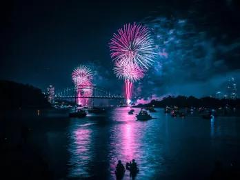 Das Silvesterfeuerwerk in Sydney erhellt den Hafen über der Harbour Bridge in Rosa und Blau